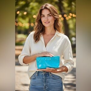 Kate Spade Sparkle cosmetic bag in turquoise patent leather with a 🩵 Pattern